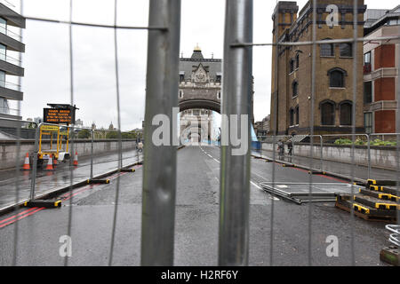 Tower Bridge, London, UK. 1. Oktober 2016. Tower Bridge wird repariert und für den Straßenverkehr bis Ende Dezember geschlossen. Stockfoto