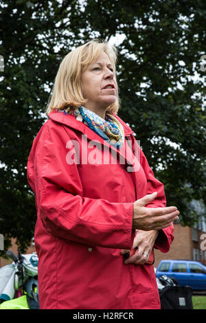 London, UK. 1. Oktober 2016. Ruth Cadbury, Arbeits-Wartungstafel für Brentford und Isleworth, befasst sich mit Umwelt-Aktivisten West London in Richtung des Flughafens Heathrow aus Protest gegen Flughafenausbau und insbesondere gegen eine dritte Start-und Landebahn am Flughafen durchlaufen wird vorbereitet. Radfahrer trug rot, um die "rote Linie" wird durchzogen von Luftfahrt-Erweiterung darstellen. Bildnachweis: Mark Kerrison/Alamy Live-Nachrichten Stockfoto