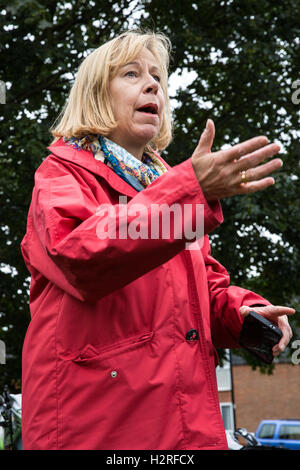 London, UK. 1. Oktober 2016. Ruth Cadbury, Arbeits-Wartungstafel für Brentford und Isleworth, befasst sich mit Umwelt-Aktivisten West London in Richtung des Flughafens Heathrow aus Protest gegen Flughafenausbau und insbesondere gegen eine dritte Start-und Landebahn am Flughafen durchlaufen wird vorbereitet. Radfahrer trug rot, um die "rote Linie" wird durchzogen von Luftfahrt-Erweiterung darstellen. Bildnachweis: Mark Kerrison/Alamy Live-Nachrichten Stockfoto