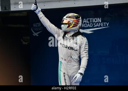 Sepang, Malaysia. 1. Oktober 2016. Mercedes AMG Petronas F1 Team britischer Fahrer Lewis Hamilton feiert Einnahme Poleposition während des Qualifyings der Formel Eins malaysischen Grand Prix in Sepang, Malaysia, 1. Oktober 2016. Bildnachweis: Chong Voon Chung/Xinhua/Alamy Live-Nachrichten Stockfoto
