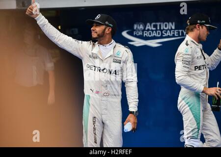 Sepang, Malaysia. 1. Oktober 2016. Mercedes AMG Petronas F1 Team britischer Fahrer Lewis Hamilton feiert Einnahme Poleposition während des Qualifyings der Formel Eins malaysischen Grand Prix in Sepang, Malaysia, 1. Oktober 2016. Bildnachweis: Chong Voon Chung/Xinhua/Alamy Live-Nachrichten Stockfoto