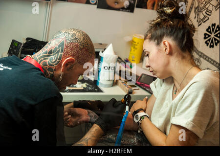 Barcelona, Spanien. 30. September 2016. Tattoo-Künstler Oscar Garcia Tattoo Studio Heilige Gral macht eine Tattoo auf seinem Arm ein Assistent für die 19. Ausgabe der Barcelona Tattoo Expo. Bildnachweis: Charlie Perez/Alamy Live-Nachrichten Stockfoto