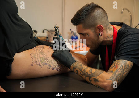 Barcelona, Spanien. 30. September 2016. etwa dreihundert Künstler Tattoofarbe gefüllt das Publikum auf die 19. Ausgabe des Barcelona Tattoo Expo. Bildnachweis: Charlie Perez/Alamy Live-Nachrichten Stockfoto