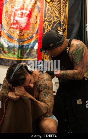 Barcelona, Spanien. 30. September 2016. Sessions-Tattoos sind so lange und hart zu versuchen, den Lärm von der Tattoo-Maschine mit großen Kopfhörern und guter Musik zu entkommen. Bildnachweis: Charlie Perez/Alamy Live-Nachrichten Stockfoto