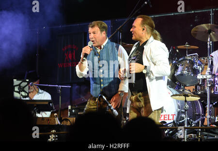 Sänger Patrick Lindner (L) singt im Weinzelt auf dem Oktoberfest in München, 30. September 2016. Das 183. Oktoberfest findet vom 17. September bis 3. Oktober 2016. Foto: FELIX HOERHAGER/dpa Stockfoto