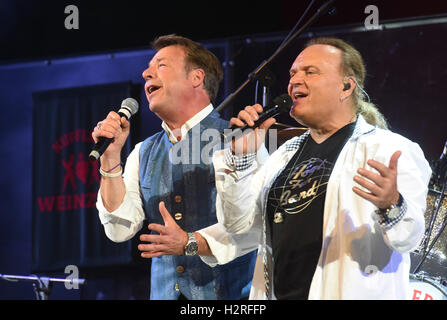 Sänger Patrick Lindner (L) singt im Weinzelt auf dem Oktoberfest in München, 30. September 2016. Das 183. Oktoberfest findet vom 17. September bis 3. Oktober 2016. Foto: FELIX HOERHAGER/dpa Stockfoto