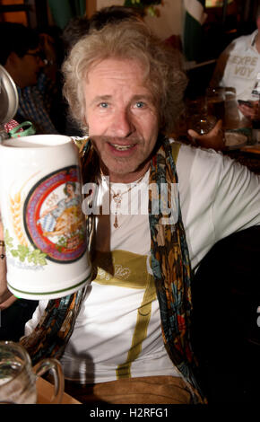 Entertainer Thomas Gottschalk feiert im Marstall Festzelt auf dem Oktoberfest in München, 30. September 2016. Das 183. Oktoberfest findet vom 17. September bis 3. Oktober 2016. Foto: FELIX HOERHAGER/dpa Stockfoto