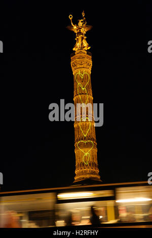 Berlin, Deutschland. 30. September 2016. Die Siegessäule ist während des Festivals "Berlin glänzt" in Berlin, Deutschland, 30. September 2016 mit Herzen beleuchtet. Foto: MAURIZIO GAMBARINI/Dpa/Alamy Live News Stockfoto