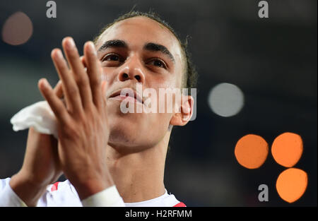 Leipzig, Deutschland. 30. September 2016. Leipzigs Yussuf Poulsen Jubel mit den Fans bei der deutschen Fußball-Bundesliga-Fußball-match zwischen RB Leipzig und FC Augsburg in der Red Bull Arena in Leipzig, Deutschland, 30. September 2016. Foto: HENDRIK SCHMIDT/Dpa/Alamy Live News Stockfoto