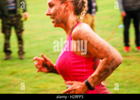 London, UK. 1. Oktober 2016. Ziemlich schlammig Krebs Forschung 5k Spendenlauf London Credit: Philip Robins/Alamy Live News Stockfoto