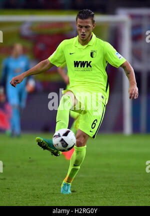 Leipzig, Deutschland. 30. September 2016. Augsburgs Jeffrey Gouweleeuw in Aktion während der deutschen Fußball-Bundesliga-Fußball-match zwischen RB Leipzig und FC Augsburg in der Red Bull Arena in Leipzig, Deutschland, 30. September 2016. Foto: HENDRIK SCHMIDT/Dpa/Alamy Live News Stockfoto