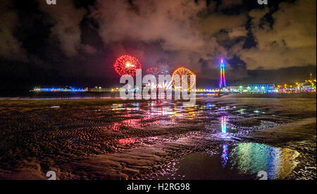 Feuerwerk über dem Central Pier, Blackpool, Lancashire, England, Vereinigtes Königreich Stockfoto