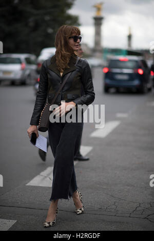 Paris, Frankreich. 1. Oktober 2016. Ein Gast kommt auf fünf Tage für Paris Fashion Week Frühjahr/Sommerkollektion 2017 Shows am 1. Oktober 2016, in Paris, Frankreich. Bildnachweis: Hugh Peterswald/Alamy Live-Nachrichten Stockfoto