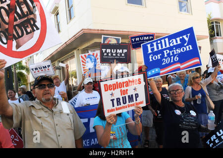 Fort Pierce, Vereinigte Staaten von Amerika. 30. September 2016. 30. September 2016 - Fort Pierce, Florida, Vereinigte Staaten von Amerika - Anhänger des republikanischen Präsidentschaftskandidaten Donald Trump demonstrieren gegen die demokratischen Präsidentschaftskandidaten Hillary Clinton vor dem Sonnenaufgang Theater in Fort Pierce, Florida am 30. September 2016. Clinton Kundgebung später eine Kampagne am Theater, wo sie über Wehrpflicht gesprochen hat. (Paul Hennessy/Alamy) Stockfoto