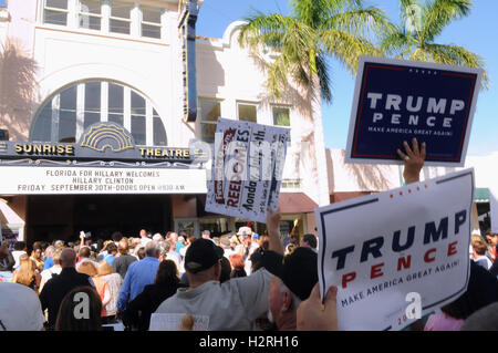 Fort Pierce, Vereinigte Staaten von Amerika. 30. September 2016. 30. September 2016 - Fort Pierce, Florida, Vereinigte Staaten von Amerika - Anhänger des republikanischen Präsidentschaftskandidaten Donald Trump demonstrieren gegen die demokratischen Präsidentschaftskandidaten Hillary Clinton vor dem Sonnenaufgang Theater in Fort Pierce, Florida am 30. September 2016. Clinton Kundgebung später eine Kampagne am Theater, wo sie über Wehrpflicht gesprochen hat. (Paul Hennessy/Alamy) Stockfoto