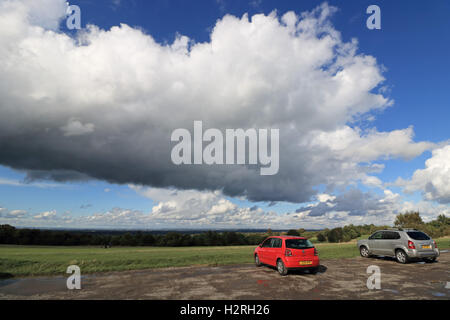 Epsom Downs, Surrey, UK. 1. Oktober 2016. Massive Kumuluswolke von Epsom Downs, betrachtet an einem regnerisch Tag in Surrey. Bildnachweis: Julia Gavin UK/Alamy Live-Nachrichten Stockfoto