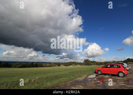 Epsom Downs, Surrey, UK. 1. Oktober 2016. Massive Kumuluswolke von Epsom Downs, betrachtet an einem regnerisch Tag in Surrey. Bildnachweis: Julia Gavin UK/Alamy Live-Nachrichten Stockfoto