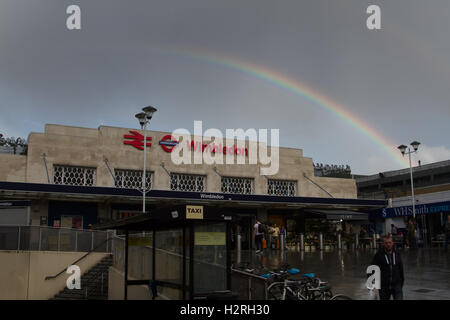 Wimbedon London, UK. 1. Oktober 2016. Ein doppelter Regenbogen erscheint über Wimbledon Bahnhof nach einem Regenschauer Credit: Amer Ghazzal/Alamy Live-Nachrichten Stockfoto