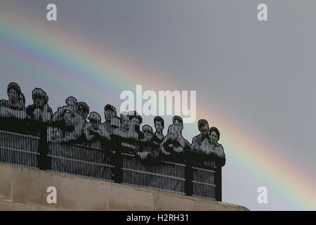 Wimbedon London, UK. 1. Oktober 2016. Menschliche Skulpturen dargestellt vor einem doppelten Regenbogen erscheint über Wimbledon Bahnhof nach einem Regenschauer Credit: Amer Ghazzal/Alamy Live-Nachrichten Stockfoto