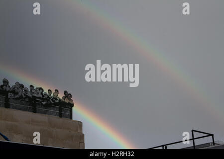 Wimbedon London, UK. 1. Oktober 2016. Ein doppelter Regenbogen erscheint über Wimbledon Bahnhof nach einem Regenschauer Credit: Amer Ghazzal/Alamy Live-Nachrichten Stockfoto