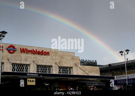 Wimbedon London, UK. 1. Oktober 2016. Ein doppelter Regenbogen erscheint über Wimbledon Bahnhof nach einem Regenschauer Credit: Amer Ghazzal/Alamy Live-Nachrichten Stockfoto