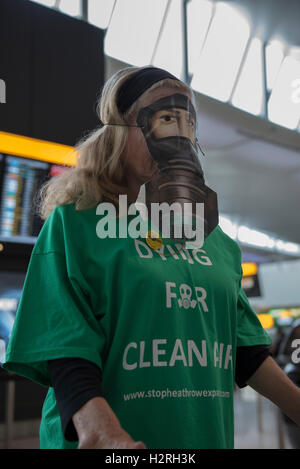 London, Vereinigtes Königreich. 1. Oktober 2017. Protest-Gruppe Reclaim die Macht inszeniert sterben im inside The Queens Terminal vor einer Entscheidung über eine dritte Start-und Landebahn am Flughafen London Heathrow. Bildnachweis: Peter Manning/Alamy Live-Nachrichten Stockfoto