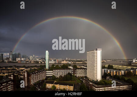London, UK. 1. Oktober 2016. UK-Wetter: Massive bunten Regenbogen bricht nach einem kurzen Regenschauer über Süd-Ost-London-Credit: Guy Corbishley/Alamy Live News Stockfoto