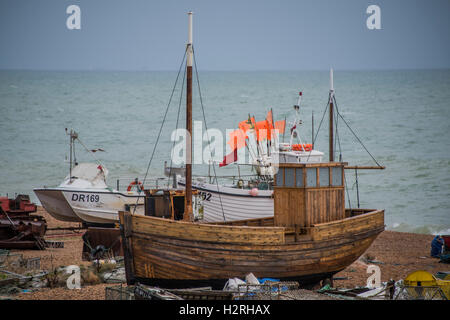 Hastings, Sussex, UK. 1. Oktober 2016. Angelboote/Fischerboote immer noch im Geschäft am Strand von Hastings an einem windigen Tag regnerisch. 1. Oktober 2016. Bildnachweis: Guy Bell/Alamy Live-Nachrichten Stockfoto