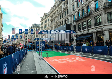 London, UK. 1. Oktober 2016. Regents Street ist für das 4. Jahr NFL Fan Festival Fußgängerzone, mehr als 60.000 Menschen werden erwartet, die Veranstaltung zu besuchen. Das Tagesprogramm gehören interaktive Spiele wo Fans zu treten und zu werfen, Interviews mit NFL Legenden, Wettbewerbe, Flüge und Tickets für eine New York Giants gewinnen Heimspiel haben können. Bildnachweis: Claire Doherty/Alamy Live News Stockfoto