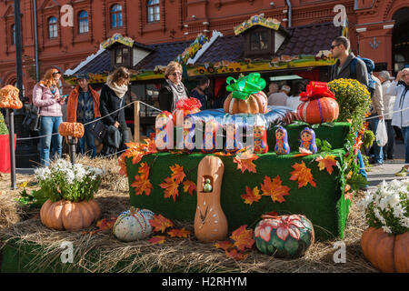 Moskau, Russland. Samstag, 1. Oktober 2016. Warmes und sonniges Wochenende in Moskau, Russland. Die Temperatur ist so hoch wie 18 Grad Celsius (+ 64F). Dies ist der letzte Abschied von der warmen Jahreszeit. Nächste Woche startet Herbst inmitten. Straße und Parks der Stadt sind voll von Menschen. Kürbis-Dekorationen auf Manege und Revolution Plätzen vom Kreml. Bildnachweis: Alex Bilder/Alamy Live-Nachrichten Stockfoto