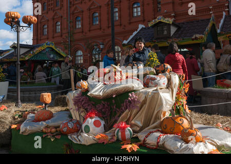 Moskau, Russland. Samstag, 1. Oktober 2016. Warmes und sonniges Wochenende in Moskau, Russland. Die Temperatur ist so hoch wie 18 Grad Celsius (+ 64F). Dies ist der letzte Abschied von der warmen Jahreszeit. Nächste Woche startet Herbst inmitten. Straße und Parks der Stadt sind voll von Menschen. Kürbis-Dekorationen auf Manege und Revolution Plätzen vom Kreml. Bildnachweis: Alex Bilder/Alamy Live-Nachrichten Stockfoto