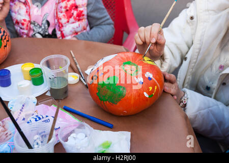 Moskau, Russland. Samstag, 1. Oktober 2016. Warmes und sonniges Wochenende in Moskau, Russland. Die Temperatur ist so hoch wie 18 Grad Celsius (+ 64F). Dies ist der letzte Abschied von der warmen Jahreszeit. Nächste Woche startet Herbst inmitten. Straße und Parks der Stadt sind voll von Menschen. Freiem Himmel Meisterklasse für Kinder in der Malerei eines Kürbis. Bildnachweis: Alex Bilder/Alamy Live-Nachrichten Stockfoto