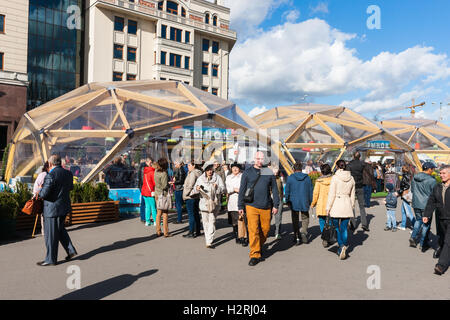 Moskau, Russland. Samstag, 1. Oktober 2016. Warmes und sonniges Wochenende in Moskau, Russland. Die Temperatur ist so hoch wie 18 Grad Celsius (+ 64F). Dies ist der letzte Abschied von der warmen Jahreszeit. Nächste Woche startet Herbst inmitten. Straße und Parks der Stadt sind voll von Menschen. Lebensmittel Markt auf Revolution quadratischen Pavillons. Bildnachweis: Alex Bilder/Alamy Live-Nachrichten Stockfoto