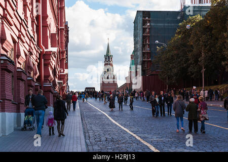 Moskau, Russland. Samstag, 1. Oktober 2016. Warmes und sonniges Wochenende in Moskau, Russland. Die Temperatur ist so hoch wie 18 Grad Celsius (+ 64F). Dies ist der letzte Abschied von der warmen Jahreszeit. Nächste Woche startet Herbst inmitten. Straße und Parks der Stadt sind voll von Menschen. Nicht identifizierte Personen kommen vom Roten Platz und das Museum und der Kreml-Mauer vorbei. Spasski (Retter) Turm im Hintergrund. Bildnachweis: Alex Bilder/Alamy Live-Nachrichten Stockfoto