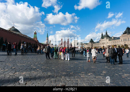 Moskau, Russland. Samstag, 1. Oktober 2016. Warmes und sonniges Wochenende in Moskau, Russland. Die Temperatur ist so hoch wie 18 Grad Celsius (+ 64F). Dies ist der letzte Abschied von der warmen Jahreszeit. Nächste Woche startet Herbst inmitten. Straße und Parks der Stadt sind voll von Menschen. Unbekannte Menschen haben Spaß am Roten Platz in Moskau. Bildnachweis: Alex Bilder/Alamy Live-Nachrichten Stockfoto