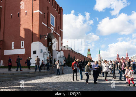 Moskau, Russland. Samstag, 1. Oktober 2016. Warmes und sonniges Wochenende in Moskau, Russland. Die Temperatur ist so hoch wie 18 Grad Celsius (+ 64F). Dies ist der letzte Abschied von der warmen Jahreszeit. Nächste Woche startet Herbst inmitten. Straße und Parks der Stadt sind voll von Menschen. Turmportale Spassky (Retter) ist jetzt für Ausstieg aus dem Kreml eröffnet. Touristen können direkt nach der Kreml-Tour rotes Quadrat zugreifen. Nicht identifizierte Personen und Wächter der Ehre durch den Spasski-Turm des Kremls auf dem Roten Platz. Bildnachweis: Alex Bilder/Alamy Live-Nachrichten Stockfoto