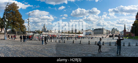 Moskau, Russland. Samstag, 1. Oktober 2016. Warmes und sonniges Wochenende in Moskau, Russland. Die Temperatur ist so hoch wie 18 Grad Celsius (+ 64F). Dies ist der letzte Abschied von der warmen Jahreszeit. Nächste Woche startet Herbst inmitten. Straße und Parks der Stadt sind voll von Menschen. Panoramablick von nicht identifizierten Personen auf Vasilievsky Hang durch die Kremlin.Tall Wohn Gebäude (links) großen Moskvoretsky Brücke und Balchug Kempinsky Hotel (Mitte), der Kreml (rechts). Bildnachweis: Alex Bilder/Alamy Live-Nachrichten Stockfoto