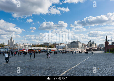 Moskau, Russland. Samstag, 1. Oktober 2016. Warmes und sonniges Wochenende in Moskau, Russland. Die Temperatur ist so hoch wie 18 Grad Celsius (+ 64F). Dies ist der letzte Abschied von der warmen Jahreszeit. Nächste Woche startet Herbst inmitten. Straße und Parks der Stadt sind voll von Menschen. Nicht identifizierte Personen auf Vasilievsky Piste durch die Kremlin.Tall Wohn Gebäude (links) großen Moskvoretsky Brücke und Balchug Kempinsky Hotel (Mitte), der Kreml (rechts). Bildnachweis: Alex Bilder/Alamy Live-Nachrichten Stockfoto