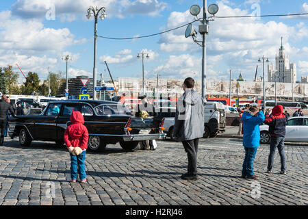 Moskau, Russland. Samstag, 1. Oktober 2016. Warmes und sonniges Wochenende in Moskau, Russland. Die Temperatur ist so hoch wie 18 Grad Celsius (+ 64F). Dies ist der letzte Abschied von der warmen Jahreszeit. Nächste Woche startet Herbst inmitten. Straße und Parks der Stadt sind voll von Menschen. Samstag ist ein Hochzeiten Tag in Moskau. Nicht identifizierte Braut und Bräutigam fotografieren Erinnerung auf Vasilievsky Piste durch den Kreml und den roten Platz in Moskau. Im Allgemeinen neigen die Menschen in diesen Tagen, Geld zu sparen, nicht um sie auf luxuriöse Hochzeitsfeiern zu verbringen. Bildnachweis: Alex Bilder/Alamy Live-Nachrichten Stockfoto