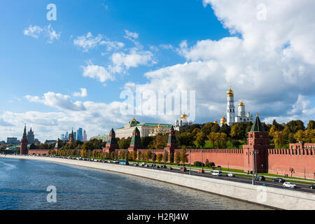 Moskau, Russland. Samstag, 1. Oktober 2016. Warmes und sonniges Wochenende in Moskau, Russland. Die Temperatur ist so hoch wie 18 Grad Celsius (+ 64F). Dies ist der letzte Abschied von der warmen Jahreszeit. Nächste Woche startet Herbst inmitten. Straße und Parks der Stadt sind voll von Menschen. Perspektivische Ansicht des Moskauer Kreml und der Moskwa in sonnigen Oktobertag. Bildnachweis: Alex Bilder/Alamy Live-Nachrichten Stockfoto