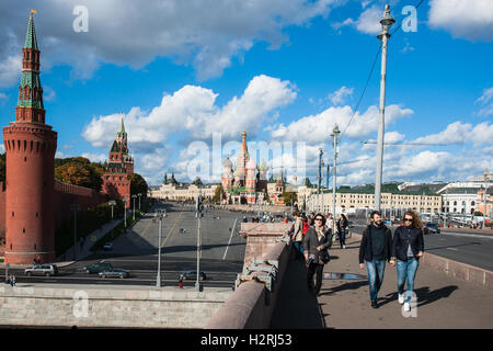 Moskau, Russland. Samstag, 1. Oktober 2016. Warmes und sonniges Wochenende in Moskau, Russland. Die Temperatur ist so hoch wie 18 Grad Celsius (+ 64F). Dies ist der letzte Abschied von der warmen Jahreszeit. Nächste Woche startet Herbst inmitten. Straße und Parks der Stadt sind voll von Menschen. Nicht identifizierte Personen Brücke die große Moskvoretsky (Moskau-Fluss). Der Kreml und Basilius Kathedrale im Hintergrund. Bildnachweis: Alex Bilder/Alamy Live-Nachrichten Stockfoto