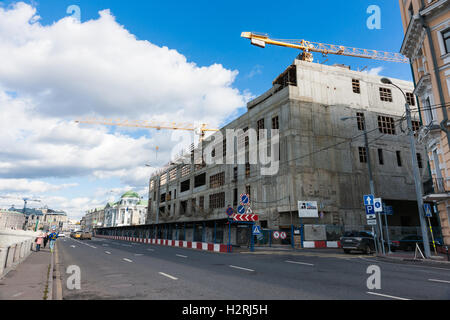 Moskau, Russland. Samstag, 1. Oktober 2016. Warmes und sonniges Wochenende in Moskau, Russland. Die Temperatur ist so hoch wie 18 Grad Celsius (+ 64F). Dies ist der letzte Abschied von der warmen Jahreszeit. Nächste Woche startet Herbst inmitten. Straße und Parks der Stadt sind voll von Menschen. Neue Gebäude der Tretjakow-Galerie der bildenden Künste im Bau auf Kadashevskaya Damm von Moskau. Bildnachweis: Alex Bilder/Alamy Live-Nachrichten Stockfoto