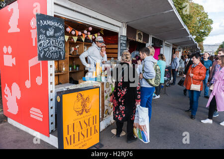 Moskau, Russland. Samstag, 1. Oktober 2016. Warmes und sonniges Wochenende in Moskau, Russland. Die Temperatur ist so hoch wie 18 Grad Celsius (+ 64F). Dies ist der letzte Abschied von der warmen Jahreszeit. Nächste Woche startet Herbst inmitten. Straße und Parks der Stadt sind voll von Menschen. Nicht identifizierte Personen von Punsch und Limonade Kiosk im Moskauer Gorki-Park. Bildnachweis: Alex Bilder/Alamy Live-Nachrichten Stockfoto