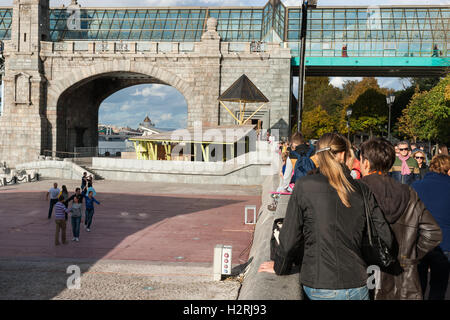 Moskau, Russland. Samstag, 1. Oktober 2016. Warmes und sonniges Wochenende in Moskau, Russland. Die Temperatur ist so hoch wie 18 Grad Celsius (+ 64F). Dies ist der letzte Abschied von der warmen Jahreszeit. Nächste Woche startet Herbst inmitten. Straße und Parks der Stadt sind voll von Menschen. Nicht identifizierte Zuschauer beobachten frei tanzen auf einem Holzdeck auf Puschkin Damm des Moskauer Gorki-Park. Andrejewski Fußgängerbrücke im Hintergrund. Bildnachweis: Alex Bilder/Alamy Live-Nachrichten Stockfoto