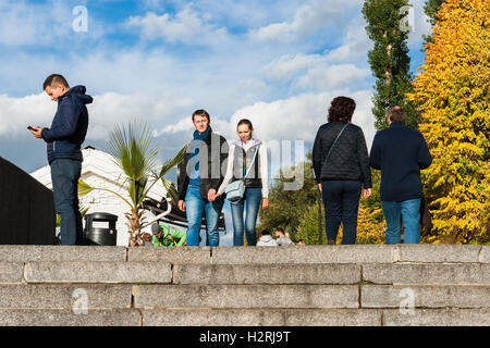 Moskau, Russland. Samstag, 1. Oktober 2016. Warmes und sonniges Wochenende in Moskau, Russland. Die Temperatur ist so hoch wie 18 Grad Celsius (+ 64F). Dies ist der letzte Abschied von der warmen Jahreszeit. Nächste Woche startet Herbst inmitten. Straße und Parks der Stadt sind voll von Menschen. Nicht identifizierte Personen kommen in und aus Hauptbereich des Gorki-Park. Bildnachweis: Alex Bilder/Alamy Live-Nachrichten Stockfoto