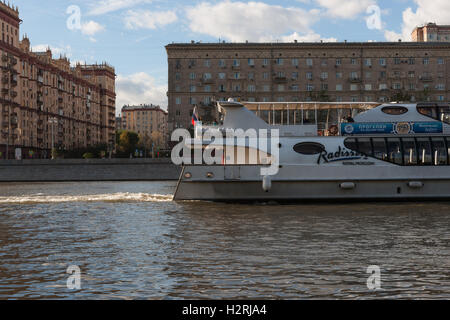 Moskau, Russland. Samstag, 1. Oktober 2016. Warmes und sonniges Wochenende in Moskau, Russland. Die Temperatur ist so hoch wie 18 Grad Celsius (+ 64F). Dies ist der letzte Abschied von der warmen Jahreszeit. Nächste Woche startet Herbst inmitten. Straße und Parks der Stadt sind voll von Menschen. Freizeit-Boot sinkt der Moskwa. Bildnachweis: Alex Bilder/Alamy Live-Nachrichten Stockfoto