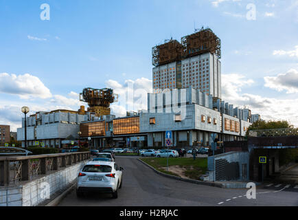 Moskau, Russland. Samstag, 1. Oktober 2016. Warmes und sonniges Wochenende in Moskau, Russland. Die Temperatur ist so hoch wie 18 Grad Celsius (+ 64F). Dies ist der letzte Abschied von der warmen Jahreszeit. Nächste Woche startet Herbst inmitten. Straße und Parks der Stadt sind voll von Menschen. Sitz der russischen Akademie der Wissenschaften. Bildnachweis: Alex Bilder/Alamy Live-Nachrichten Stockfoto