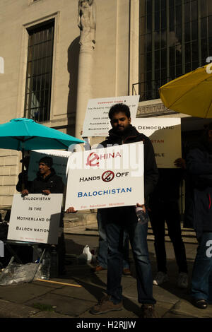 London, UK. 1. Oktober 2016. Die Freizügigkeit Baloch inszenieren einen Protest gegenüber der chinesischen Embarry in London beschuldigte die Regierung von Menschenrechtsverletzungen und die Ressourcen der Regionen zu stehlen.  Bildnachweis: Claire Doherty/Alamy Live News Stockfoto