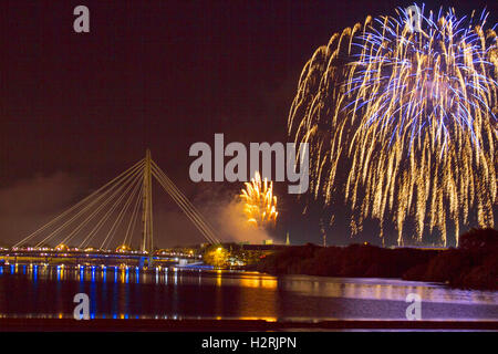 Southport, Merseyside, England. Southport, Merseyside. 1. Oktober 2016. Southport musikalischen Feuerwerk Meisterschaften startete heute Abend mit einem explosiven Start! Die Veranstaltung ist im Feuerwerk-Kalender und eine Show nicht entgehen lassen die meisten unterstützten Veranstaltung geworden.  Die Nacht Feuerwerk mit Musik verbindet, wie die Explosionen choreographiert sind und tanzen am Himmel in der Zeit mit speziell ausgewählten Songs. Es ist wirklich ein Anblick zu sehen sein.  Bildnachweis: Cernan Elias/Alamy Live-Nachrichten Stockfoto