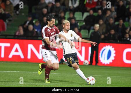 Metz, Frankreich. 1. Oktober 2016. Französische Fußball-Liga 1. FC Metz gegen Monaco. Boschilia Gabriel fordert Bisevac Mailand Credit: Action Plus Sport/Alamy Live News Stockfoto